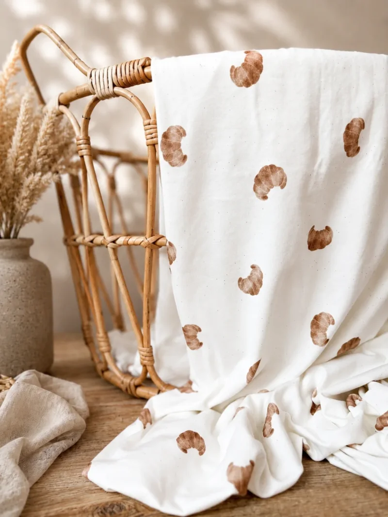 Baumwolljersey Croissant Off White – Restmeter | Jersey Stoff mit handgezeichneten Croissants