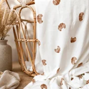 Baumwolljersey Croissant Off White – Restmeter | Jersey Stoff mit handgezeichneten Croissants