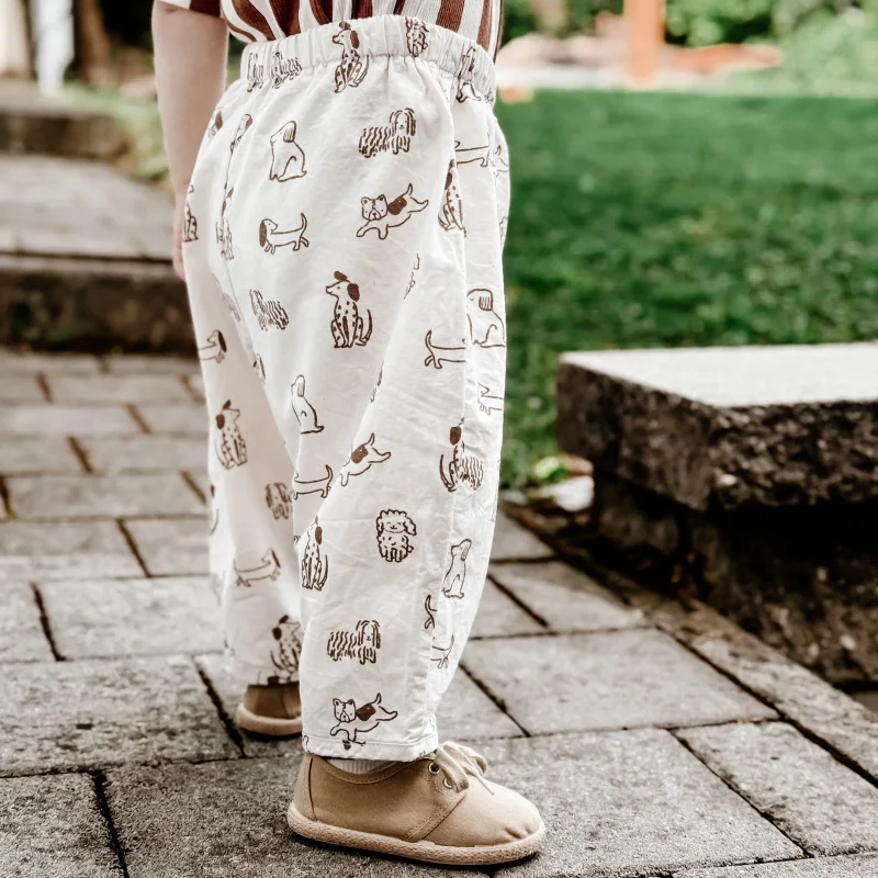 Kinder Barrel Pants aus Bio Baumwolle – Hunde Print | Handgemachte Ballonhose für Babys & Kinder