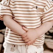 Kinder Oversize T-Shirt aus Jersey – Streifen Caramel mit Dackel-Patch | Handgemachtes Sommer Shirt für Kinder