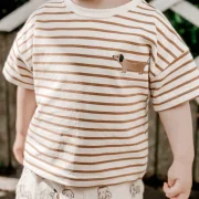 Kinder Oversize T-Shirt aus Jersey – Streifen Caramel mit Dackel-Patch | Handgemachtes Sommer Shirt für Kinder