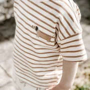 Kinder Oversize T-Shirt aus Jersey – Streifen Caramel mit Dackel-Patch | Handgemachtes Sommer Shirt für Kinder