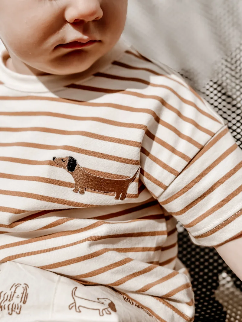 Kinder Oversize T-Shirt aus Jersey – Streifen Caramel mit Dackel-Patch | Handgemachtes Sommer Shirt für Kinder