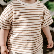 Kinder Oversize T-Shirt aus Jersey – Streifen Caramel mit Dackel-Patch | Handgemachtes Sommer Shirt für Kinder