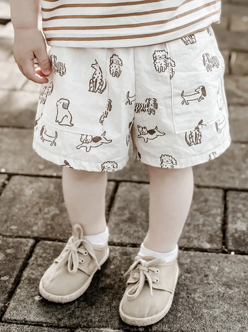Kinder Shorts aus Bio Baumwolle – Hunde Print | Handgemachte Sommer Shorts für Babys & Kinder