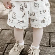 Kinder Shorts aus Bio Baumwolle – Hunde Print | Handgemachte Sommer Shorts für Babys & Kinder