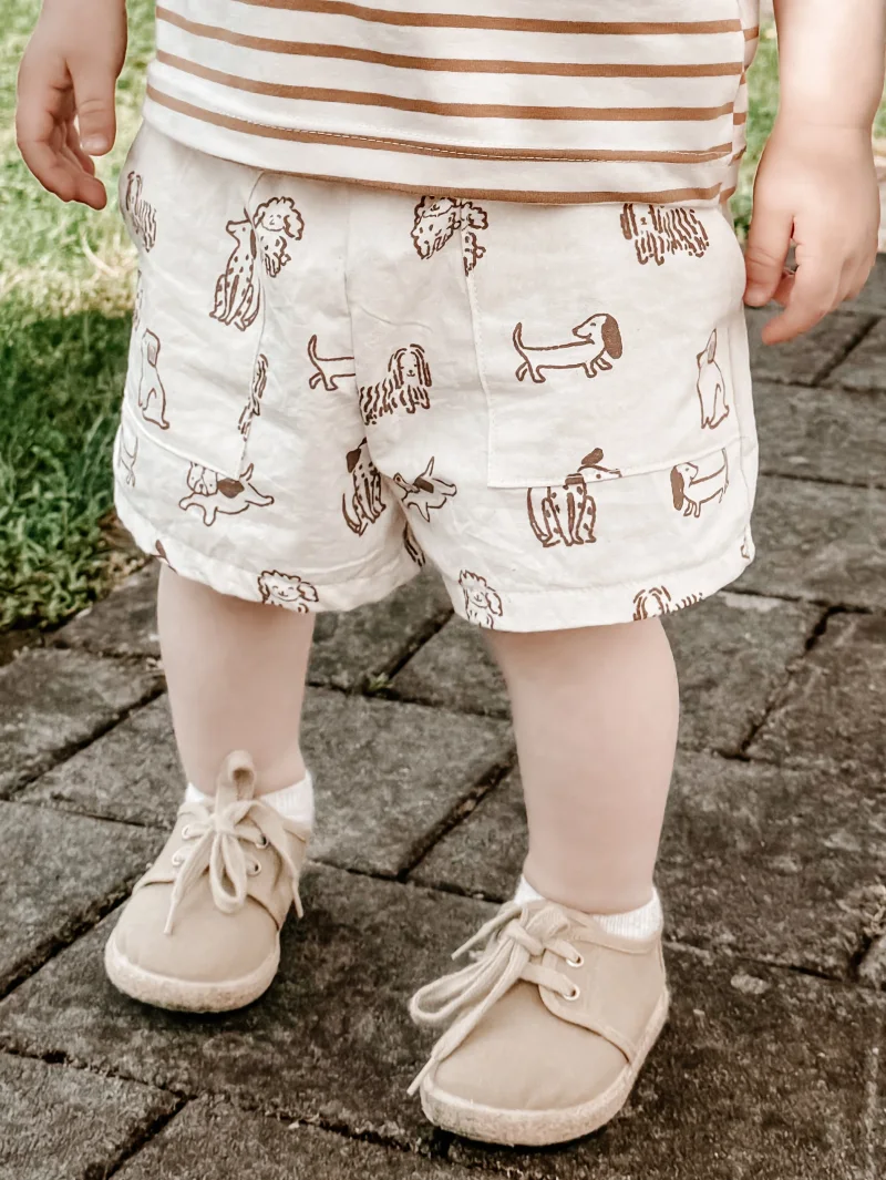 Kinder Shorts aus Bio Baumwolle – Hunde Print | Handgemachte Sommer Shorts für Babys & Kinder