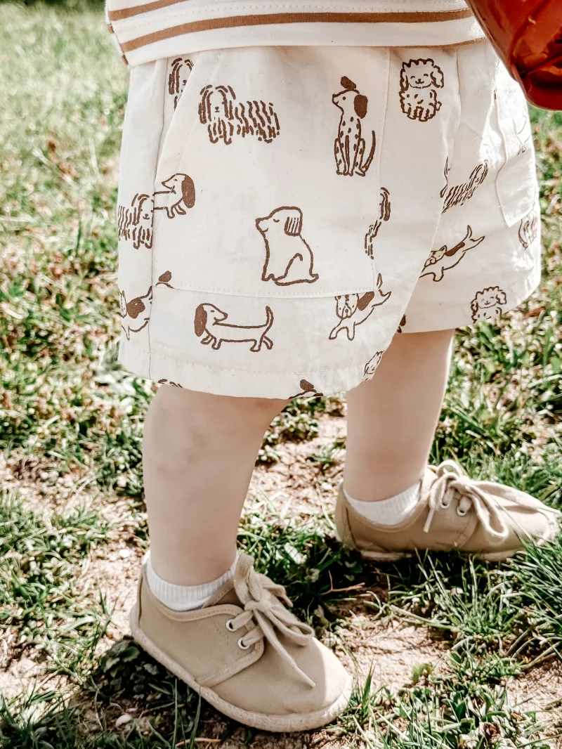 Kinder Shorts aus Bio Baumwolle – Hunde Print | Handgemachte Sommer Shorts für Babys & Kinder