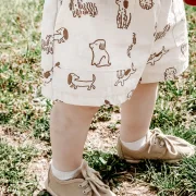 Kinder Shorts aus Bio Baumwolle – Hunde Print | Handgemachte Sommer Shorts für Babys & Kinder